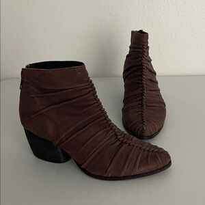 LD Tuttle Made In Italy Twist Detail Brown Leather Zip Ankle Boots Size 37 US 7